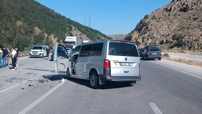 Erzincan'da iki aracın çarpıştığı kazada 1 çocuk öldü, 9 kişi yaralandı