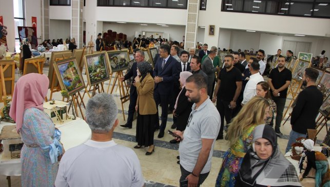 Hakkari'de Aile Destek Merkezi kursiyerlerinin sergisi açıldı