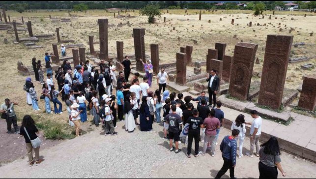 Antalyalı öğrenciler tarihi ilçe Ahlat'ı gezdi
