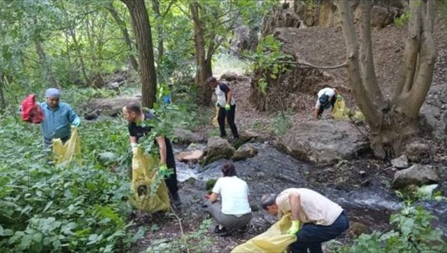 Hakkari'de doğaseverler Ava Ore Şelalesi'nin çevresinde temizlik yaptı