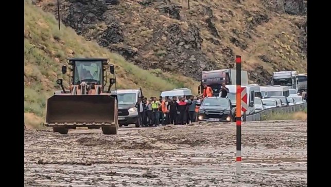 Yüksekova-Van yolunda heyelan: Araçlar mahsur kaldı