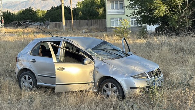 Elazığ'da devrilen otomobildeki 5 kişi yaralandı