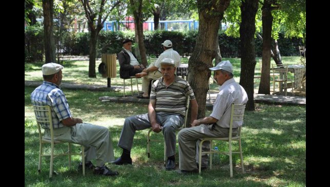 Sıcak havalarda susuzluk hissi olmasa bile her gün en az 2-2,5 litre sıvı tüketilmeli