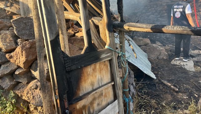 Bingöl'de ahırda çıkan yangın söndürüldü