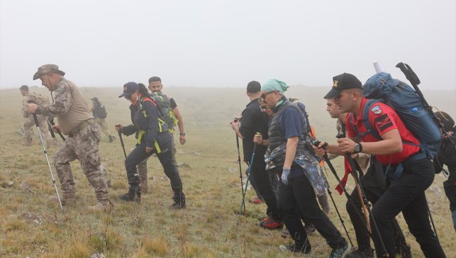 Iğdır Valisi Turan doğa tutkunlarıyla 3 bin 500 rakımdaki Küp Gölü'ne tırmandı