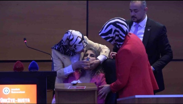 Panele katılan öğretim üyesi kürsüde fenalık geçirdi