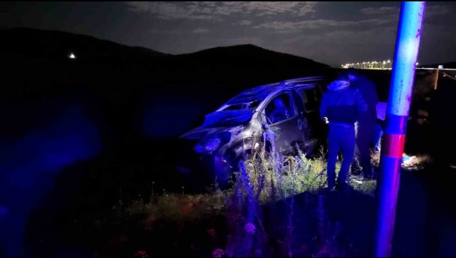 Sarıkamış'ta kontrolden çıkan araç şarampole devrildi: 4 yaralı