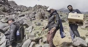 Yabancı turistler Ağrı Dağı'nda çevre temizliği yaptı