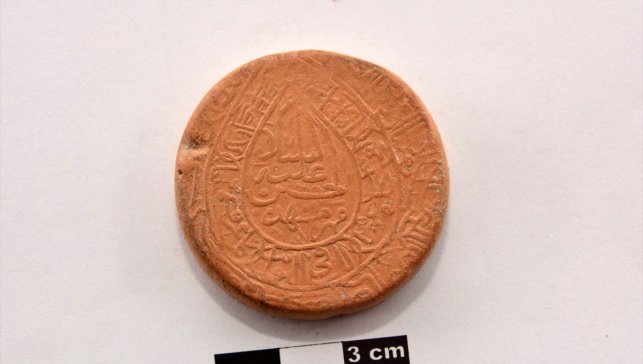 Bitlis Kalesi'nde Şiilerce kullanılan, üzerinde dua yazılı secde taşı bulundu