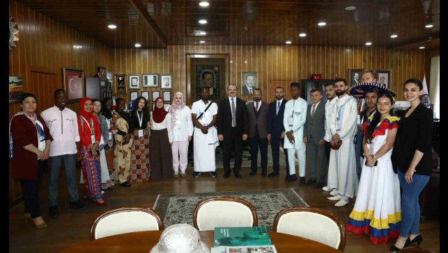 Rektör Hacımüftüoğlu, 15 ülkeden yaz okulu için Atatürk Üniversitesine gelen öğrencileri misafir etti