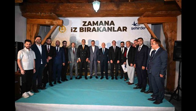Zamana iz bırakanlara teşekkür ve plaket