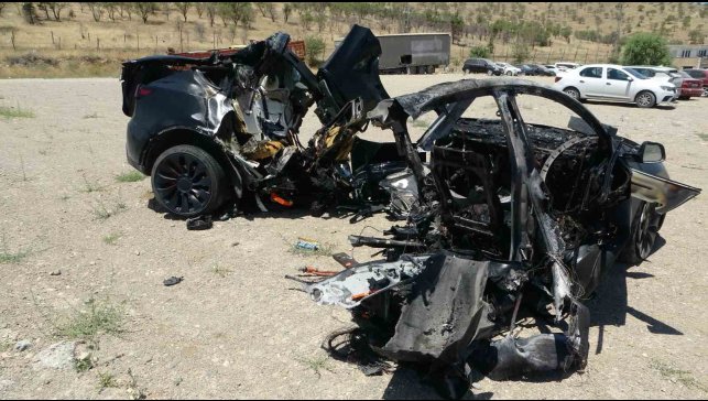 Malatya'da Tesla kazası: Araç ikiye bölündü, 2 hemşire hayatını kaybetti