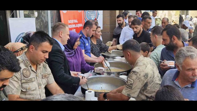 Bulanık Kaymakamlığından 3 bin kişiye aşure ikramı