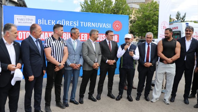 Erzurum'da sanayide çalışan usta ve çıraklar bilek güreşi yaptı