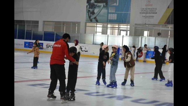 Erzurum GSİM'den Yaz Kur'an Kurslarına buz pateni eğitimi