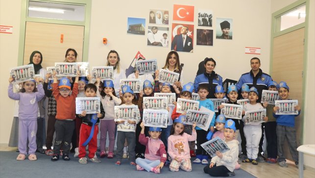 Ödüllü polisler çocukları suçtan ve kötü alışkanlıklardan korumak için sahada