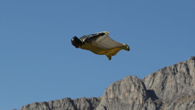 Erzincan'da "yarasa kanat" atlayışı nefesleri kesti