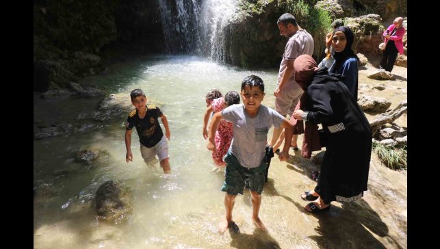 Sıcaktan kaçan şelalede serinledi