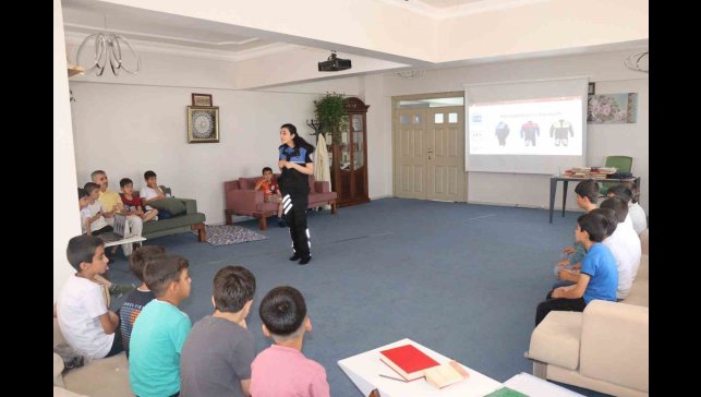 Polisten çocuklara bilinçli internet kullanımı bilgilendirmesi