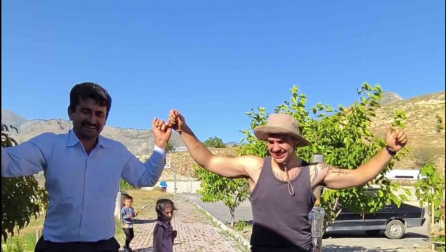 Dünyayı gezen Portekizli turist, Tortum Şelalesi'nde Erzurum havası oynadı