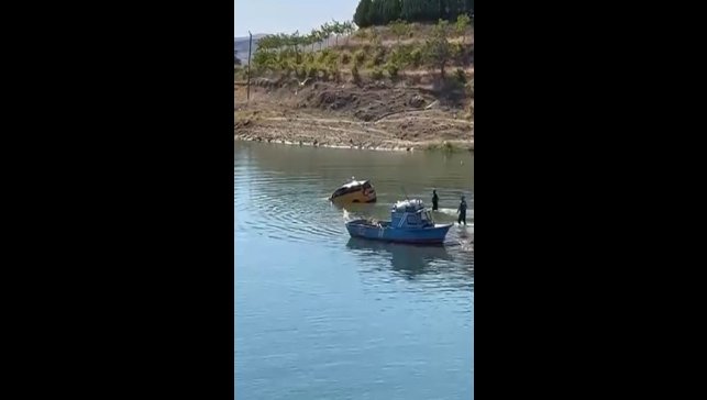 Çocuk el frenini indirince araç baraj sularına gömüldü