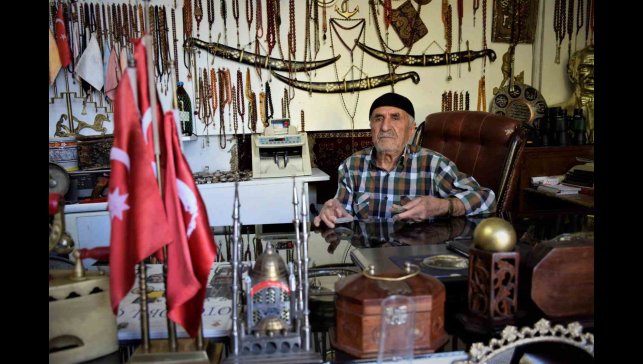 Tarihin içerisinden gelen 'Eskici Yaşar'ın antikaları gibi hayatı da dikkat çekiyor