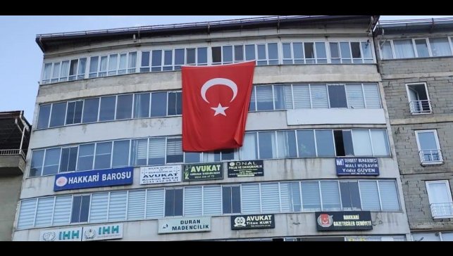 Hakkari'de 'Terörsüz Türkiye'ye bayraklı destek