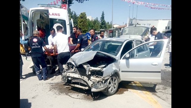 İki otomobil çarpıştı: 4 kişi yaralandı