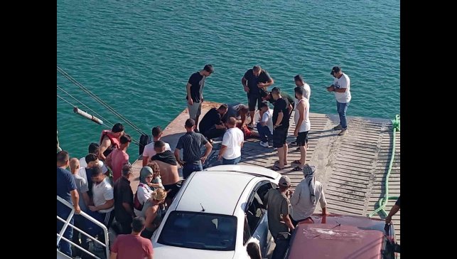 Feribottan atlayan şahsı vatandaşlar kurtardı