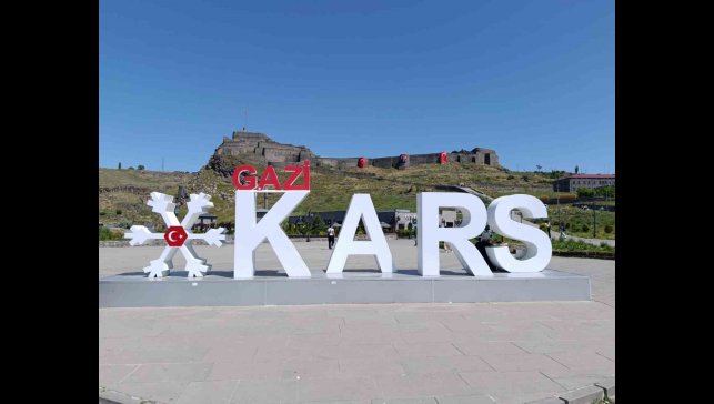 Cumhurbaşkanı Erdoğan'ın çağrısıyla Kars Kalesi bayraklarla donatıldı