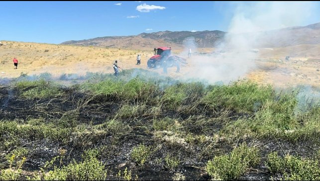 Tunceli'de 2 biçerdöver yandı