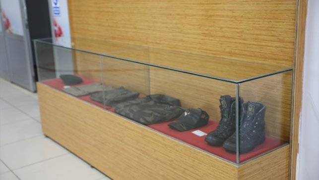 Şehit polis memuru Hamuryen'in fotoğrafları ve üniforması, adının verildiği okulda sergileniyor