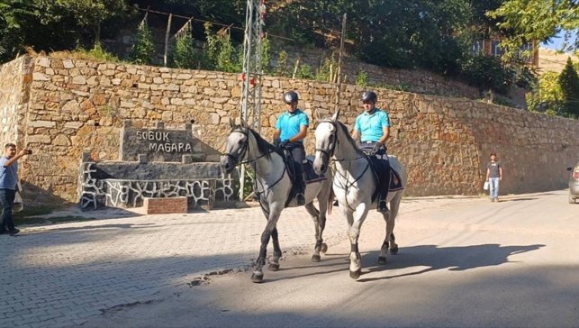 Keban'da atlı jandarma timi devriye yaptı