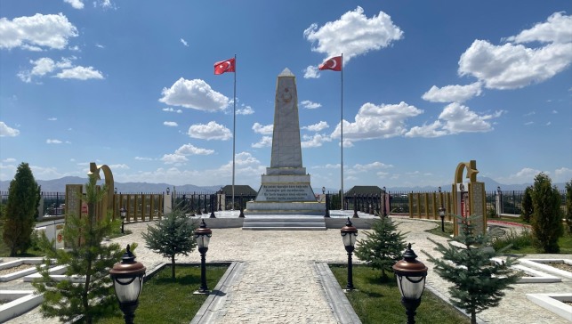 Ağrı'da çevre düzenlemesi tamamlanan şehitlik ziyaret edildi