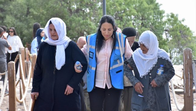 Huzurevi sakinleri Van'ın tarihi ve doğal güzelliklerini keşfediyor