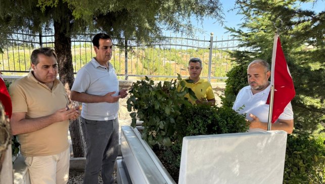 Diyarbakır ve Elazığ'da 15 Temmuz şehitleri kabirleri başında anıldı