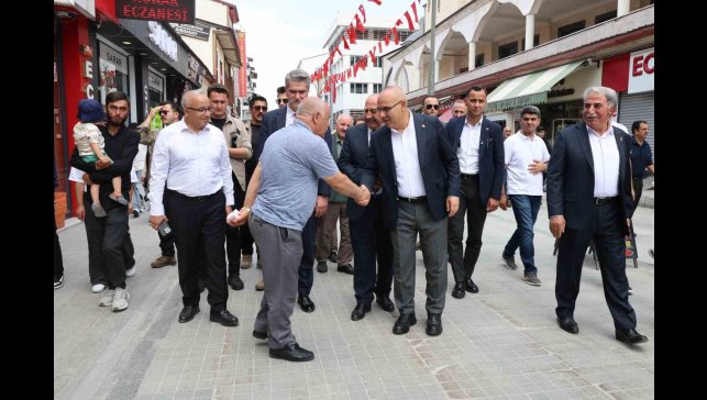 Ağrı Valisi Koç, Cumhuriyet Caddesi'nde esnaf ve vatandaşlarla 15 Temmuz'u andı