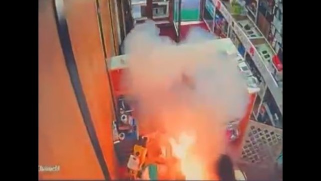 Bingöl'de cep telefonu bataryası bir anda patladı: O anlar güvenlik kamerasında