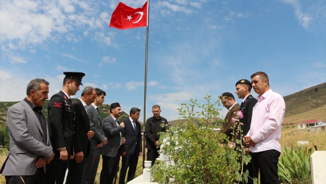 Karlıova'da şehit kabirleri ziyaret edildi, mevlit okutuldu