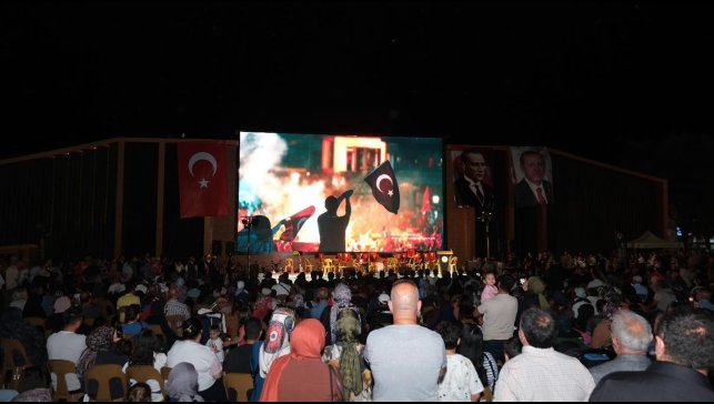 Erzincan'da vatandaşlar 15 Temmuz'da tek yumruk oldu