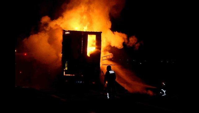 Erzincan'da tırın dorsesi yandı
