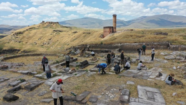 Ani Ören Yeri'nde toprak altındaki tarihin ortaya çıkarılması için 6 noktada kazı yapılıyor