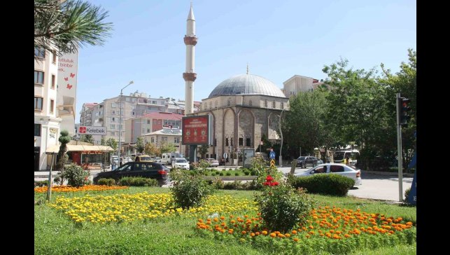 Van'daki cadde ve kavşaklar çiçek açtı