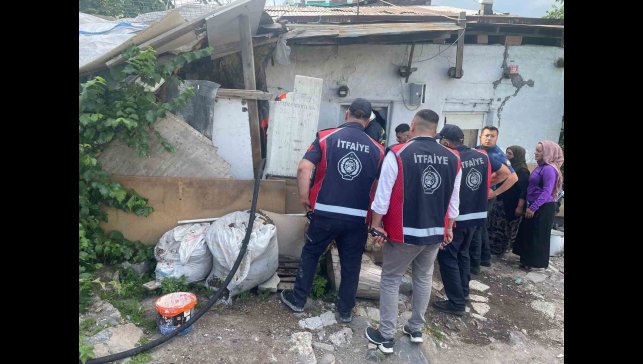 Kars'ta odunlukta çıkan yangın itfaiye ekiplerince söndürüldü