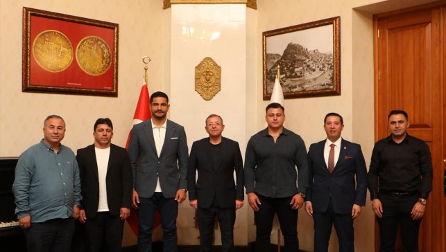 Türkiye Güreş Federasyonu Başkanı Akgül, Kars Valisi Polat'ı ziyaret etti