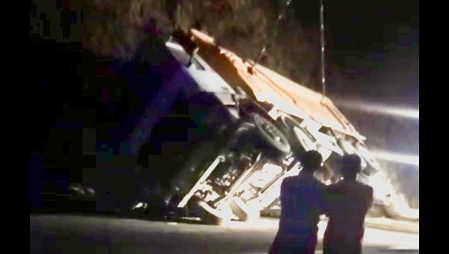 Pütürge'de yol çalışması yapan araç devrildi: 1 yaralı