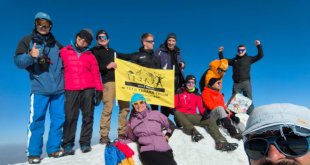Dünyanın dört bir yanından gelen dağcılar, Ağrı Dağı zirvesine tırmandı