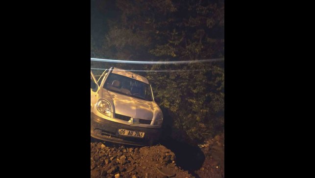 Bozuk yolu fark etmeyen sürücü şarampole düştü