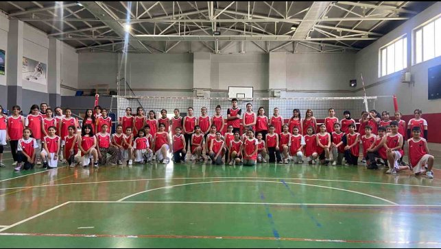 Van Büyükşehir Belediyespor geleceğin voleybolcularını yetiştiriyor