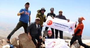 Süphan Dağı'na çiçekler arasında başlayan tırmanış karlı zirvede tamamlanıyor